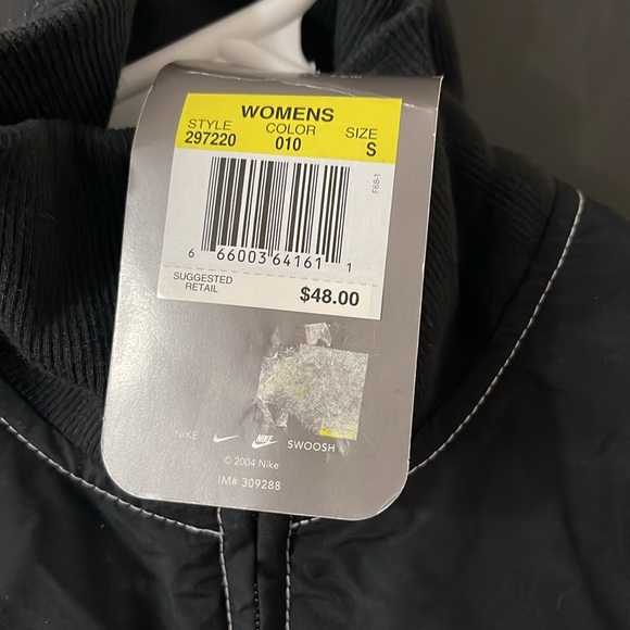 NWT.. Nike Jacket - Picture 4 of 4